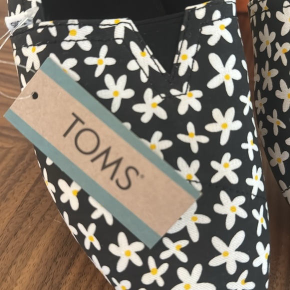TOMS comfy shoes🌼 - Picture 2 of 5